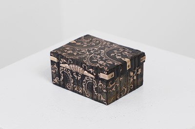 Lot 189 - A tortoiseshell and gold piqué work snuffbox