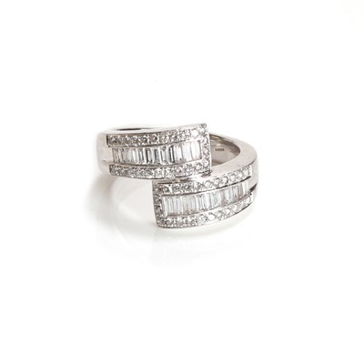 Lot 122 - A platinum and diamond dress ring