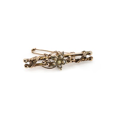 Lot 199 - A 9ct gold split pearl bar brooch