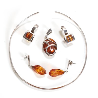 Lot 319 - A group of silver and amber jewellery
