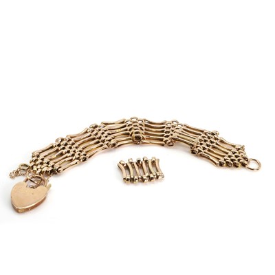 Lot 370 - A 9ct gold gate bracelet