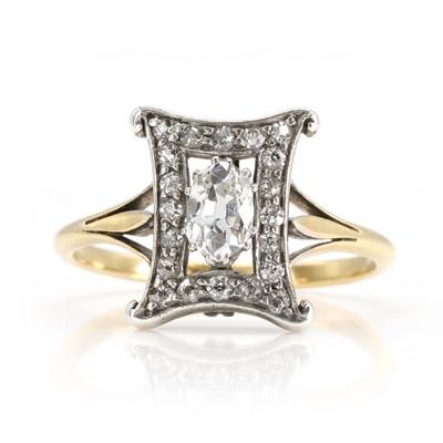 Lot 63 - An early 20th century diamond plaque ring