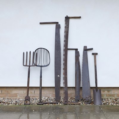 Lot 466 - A collection of garden tools