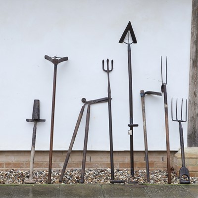 Lot 467 - A collection of garden tools