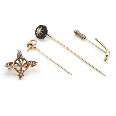 Lot 304 - A small group of hat pins and Victorian brooches