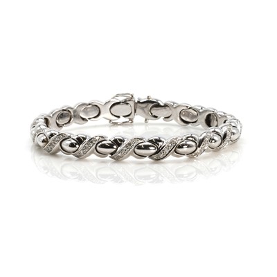 Lot 165 - An 18ct white gold diamond bracelet