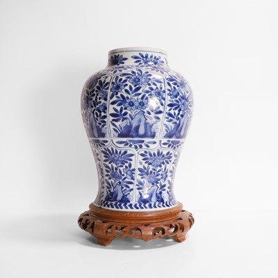Lot 284 - A Chinese blue and white vase