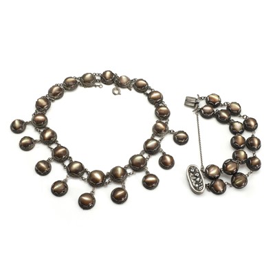 Lot 33 - A mother of pearl fringe necklace and bracelet set