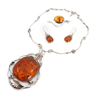 Lot 320 - A small group of amber jewellery