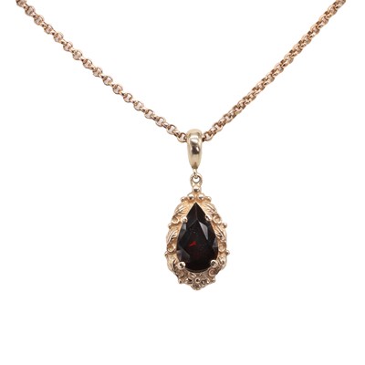 Lot 136 - A garnet pendant on chain