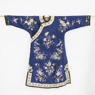 Lot 374 - A Chinese embroidered lady's robe