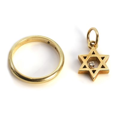 Lot 269 - An 18ct gold Star of David pendant and a wedding ring