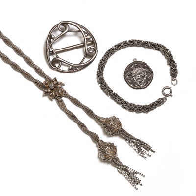 Lot 334 - A group of silver jewellery