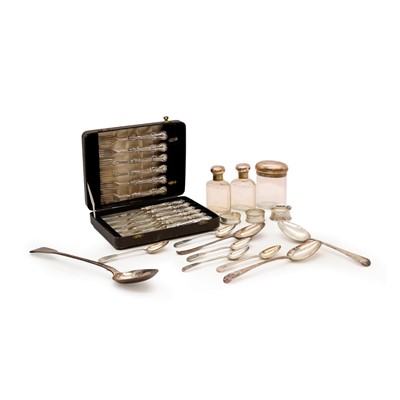 Lot 28 - A collection of silver items