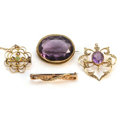 Lot 293 - A small group of Edwardian brooches