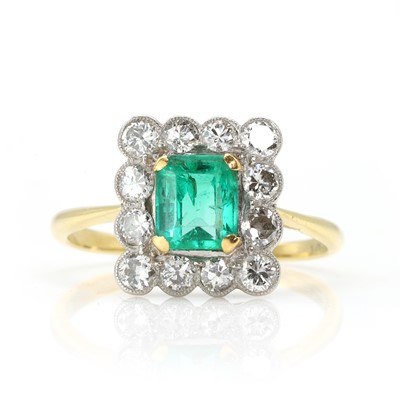 Lot 251 - An emerald and diamond cluster ring