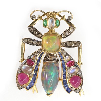 Lot 137 - A gemstone set articulated winged beetle brooch