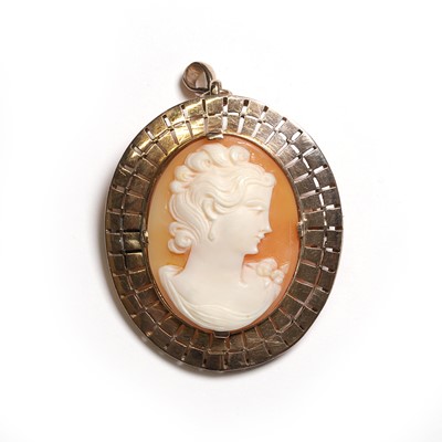 Lot 271 - A shell cameo pendant/brooch