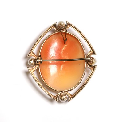 Lot 56 - A shell cameo and cultured pearl brooch/pendant
