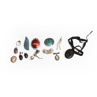 Lot 327 - A group of silver and antique costume jewellery