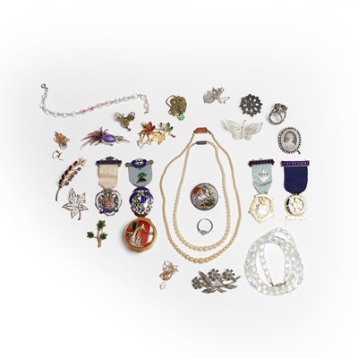 Lot 335 - A group of silver, pearl and costume jewellery