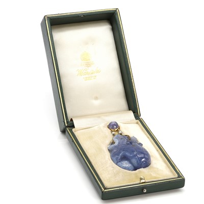 Lot 38 - A carved chalcedony and star sapphire pendant, by Carlo and Arthur Giuliano, 1895-1914