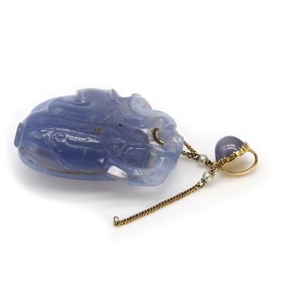 Lot 38 - A carved chalcedony and star sapphire pendant, by Carlo and Arthur Giuliano, 1895-1914