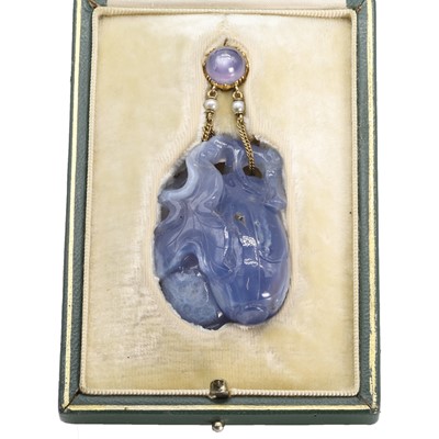 Lot 38 - A carved chalcedony and star sapphire pendant, by Carlo and Arthur Giuliano, 1895-1914