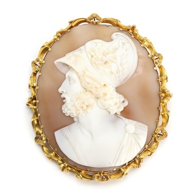 Lot 26 - A Victorian carved shell cameo brooch depicting Menelaus