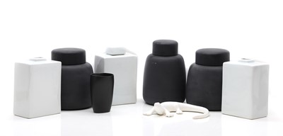 Lot 354 - A collection of ceramic and glass vases