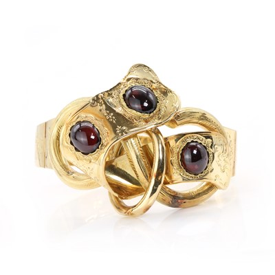 Lot 14 - A French 18ct gold and cabochon garnet bangle