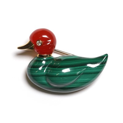 Lot 134 - A hardstone novelty brooch