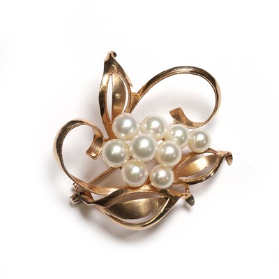 Lot 159 - A cultured pearl cluster brooch