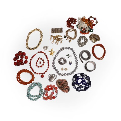 Lot 343 - A collection of silver, hardstone and costume jewellery
