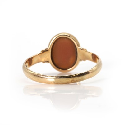 Lot 55 - A 15ct gold shell cameo ring
