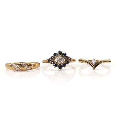 Lot 239 - A group of three 9ct gold rings