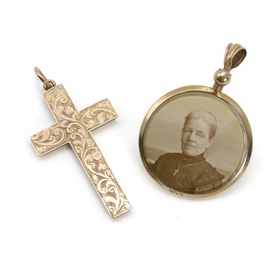 Lot 195 - An Edwardian 9ct gold cross and a 9ct gold photo locket pendant