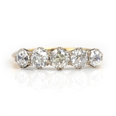 Lot 193 - A diamond five stone ring