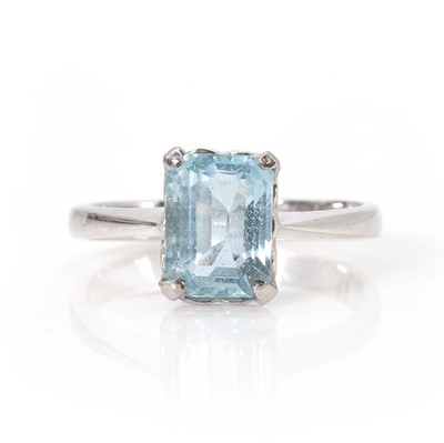 Lot 102 - A white gold aquamarine ring