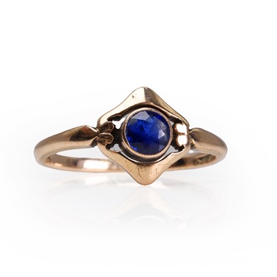 Lot 14 - A sapphire single stone ring