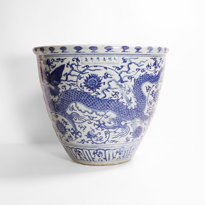 Lot 274 - A Chinese blue and white jardinière