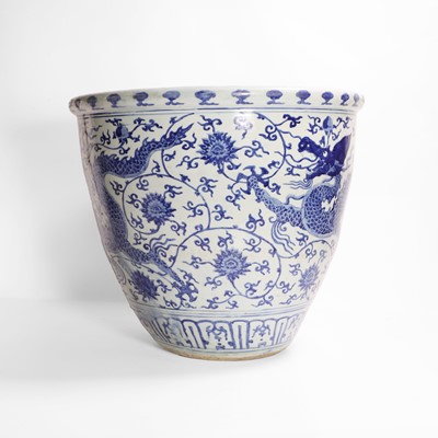 Lot 274 - A Chinese blue and white jardinière