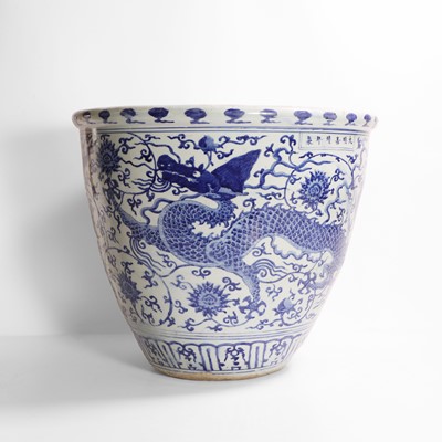 Lot 274 - A Chinese blue and white jardinière