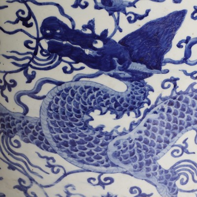 Lot 274 - A Chinese blue and white jardinière