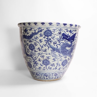 Lot 274 - A Chinese blue and white jardinière