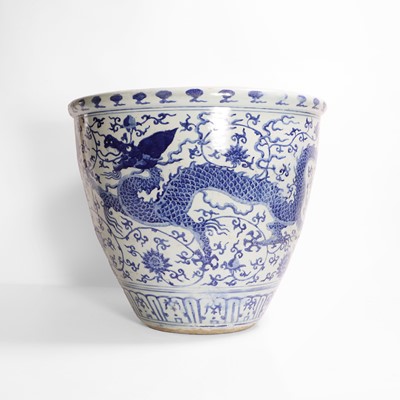 Lot 274 - A Chinese blue and white jardinière
