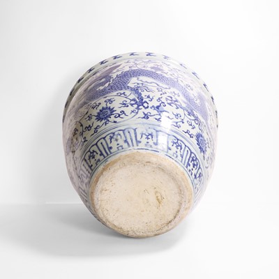 Lot 274 - A Chinese blue and white jardinière