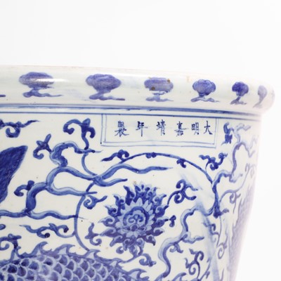 Lot 274 - A Chinese blue and white jardinière