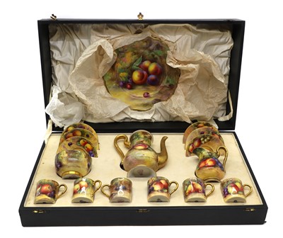 Lot 322 - A cased Worcester porcelain tea service