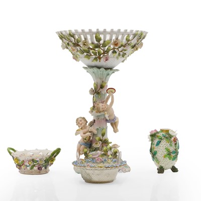 Lot 330 - A group of encrusted porcelain items